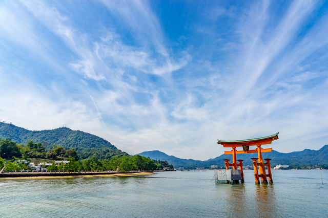 広島宮島の厳島神社の赤鳥居