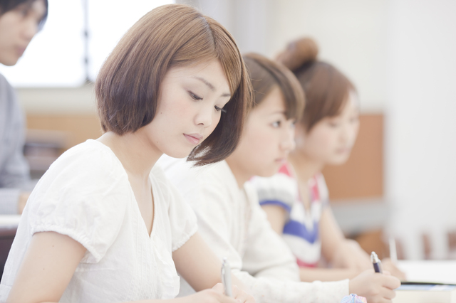 授業を聞いている若い女性