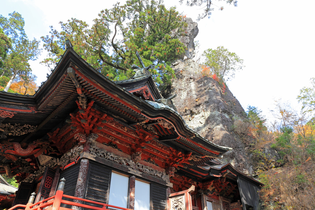 群馬県高崎市榛名神社拝殿と御姿岩