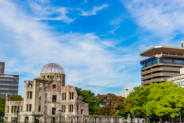 青空と広島原爆ドーム